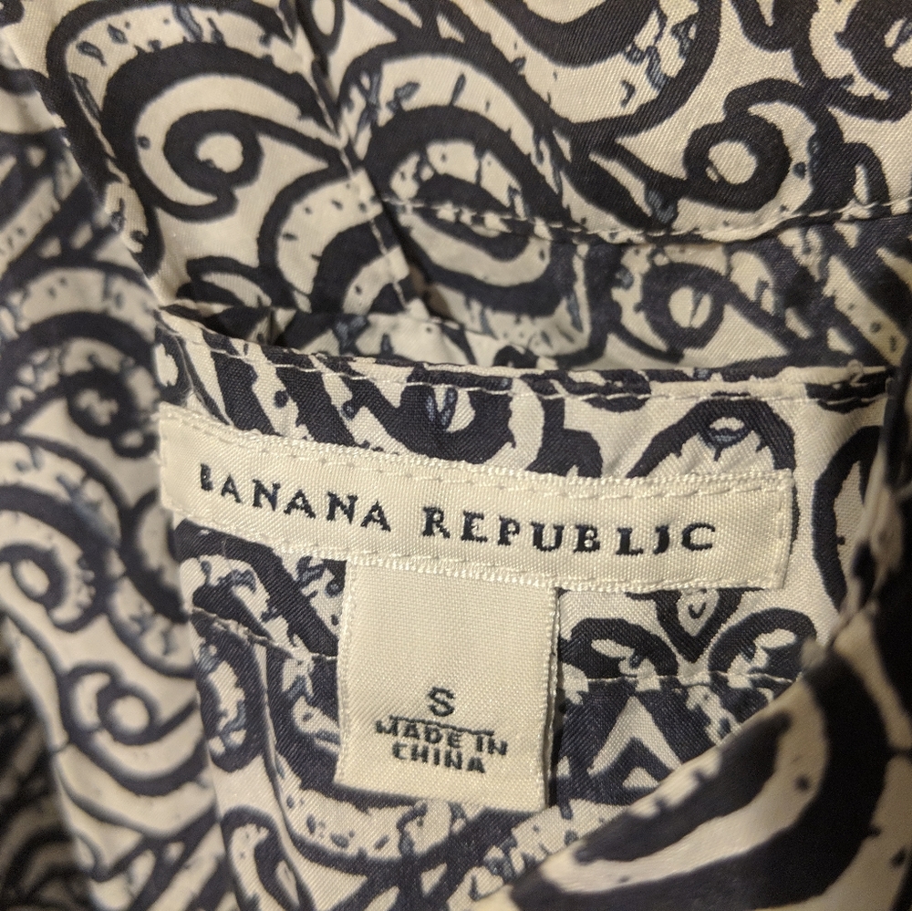 3/$15 BANANA REPUBLIC 100% Silk sleeveless blouse - Picture 4 of 7